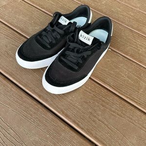 Kizik The Prague Black Canvas Sneaker Men's 6.5
Women's 8 Excellent Condition